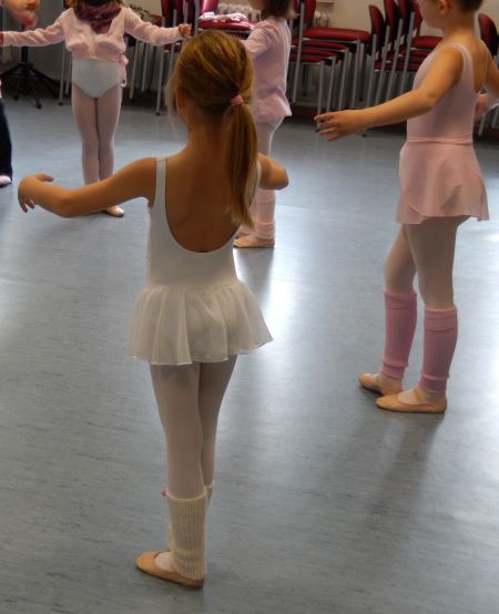  Schülerinnen im Ballettunterricht 